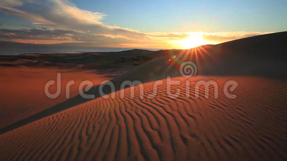 戈壁滩日落蒙古视频的预览图