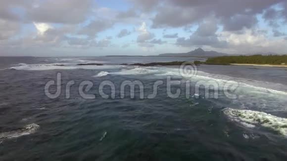毛里求斯岛海岸线鸟瞰图视频的预览图