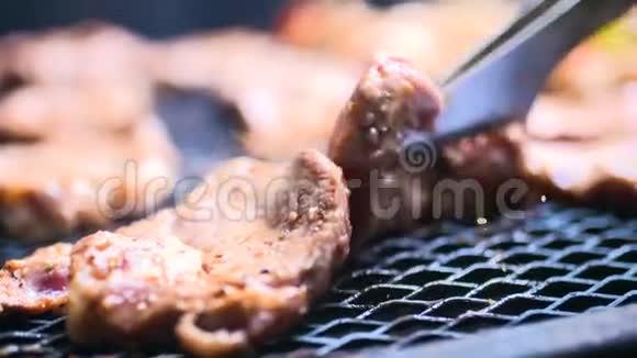 烤架上有美味的烤肉烧烤派对视频的预览图