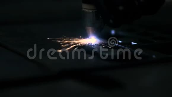 等离子激光切割火花金属片视频的预览图