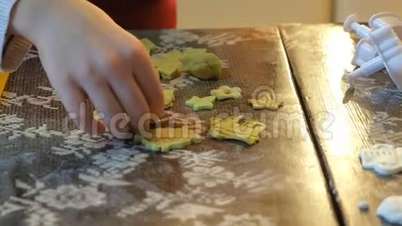 两个孩子捏面团一起做饼干视频的预览图
