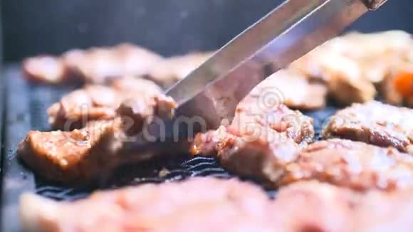 烤架上有美味的烤肉烧烤派对视频的预览图
