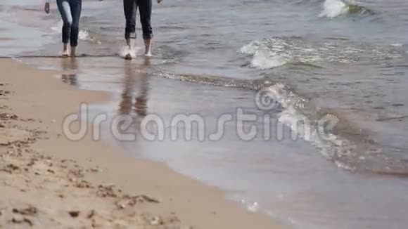 一对年轻可爱的夫妇在海滩上散步视频的预览图