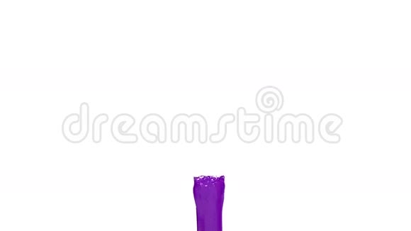 白色背景下的紫罗兰液体龙卷风漂亮的彩色油漆是旋转的液体孤立透明涡旋视频的预览图
