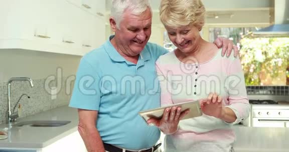 老年夫妇使用平板电脑视频的预览图