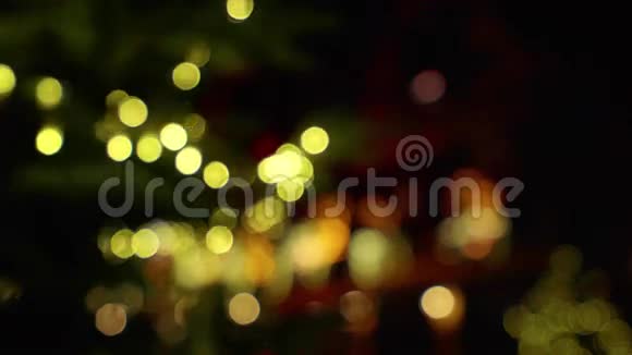 新年前街道上的圣诞装饰视频的预览图