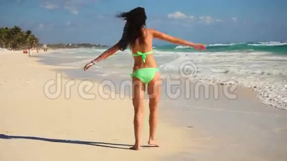 年轻的美女享受海滩热带度假视频的预览图
