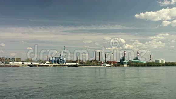 港口码头起重机视频的预览图