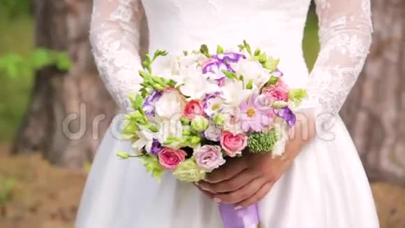 婚礼新娘花束与美丽的花朵视频的预览图