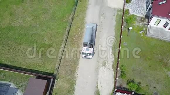 垃圾运输车空中观景无人机顶景视频的预览图