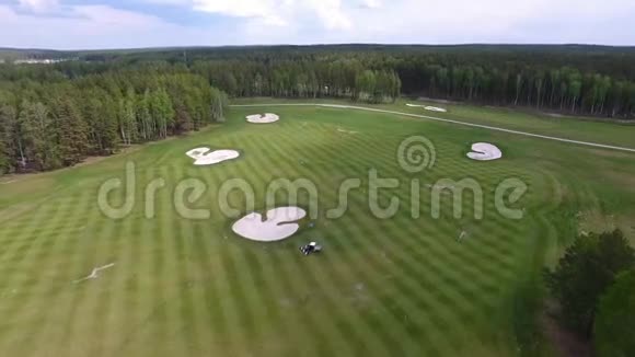 俯视绿色高尔夫球场室外绿草地从飞行无人机的空中视野视频的预览图