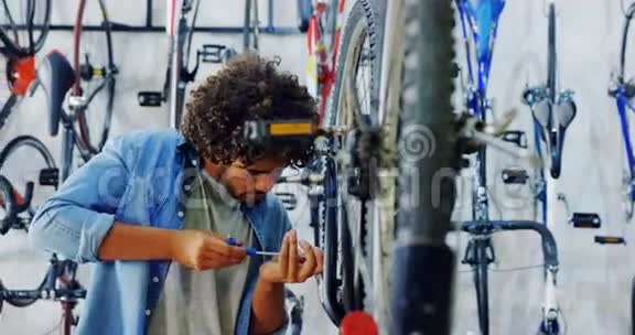 修理车间自行车的技工视频的预览图