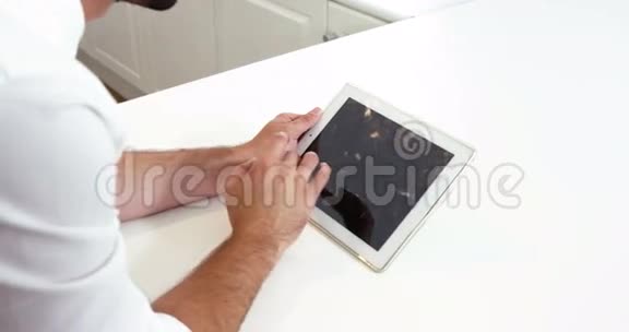 男人摸着他的平板电脑视频的预览图