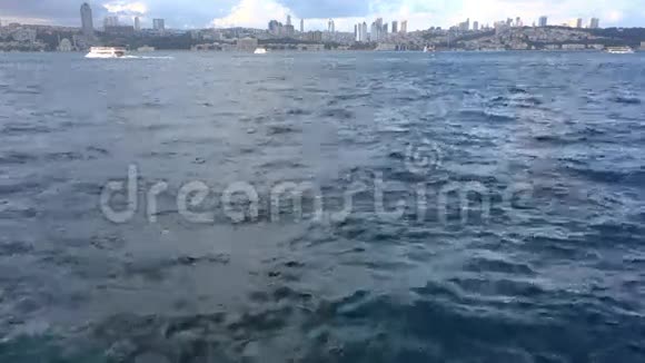 土耳其伊斯坦布尔的博斯普鲁斯海峡视频的预览图