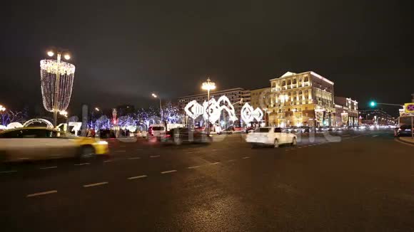 新年圣诞节灯光装饰的城市和夜间交通Tverskaya街莫斯科俄罗斯视频的预览图