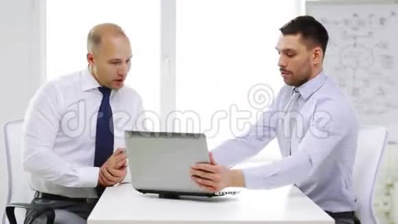两个有着笔记本电脑的严肃商人视频的预览图