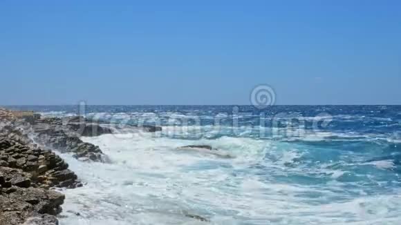 暴风雨后亚得里亚海的落基岸视频的预览图