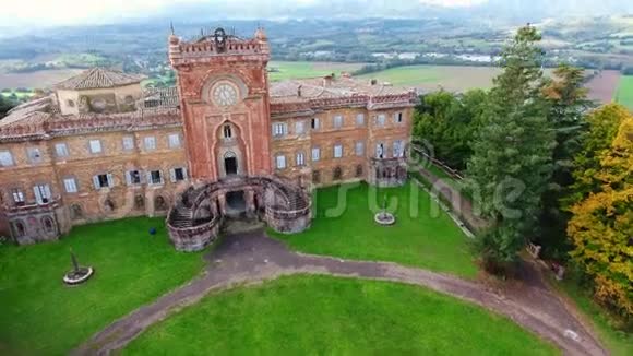 空中拍摄华丽的意大利三梅扎诺城堡中世纪建筑与无人机拍摄视频的预览图