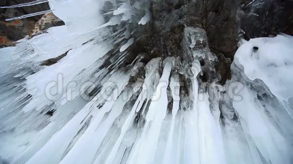 悬吊冰柱的全景视频的预览图