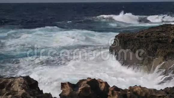 海和岩石景观视频的预览图