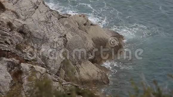 黑山海上的岩石岩石海岸野生海滩丹杰罗视频的预览图
