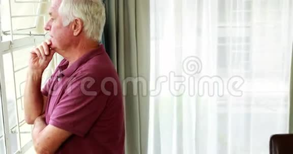 一个退休的人在透过窗户思考视频的预览图