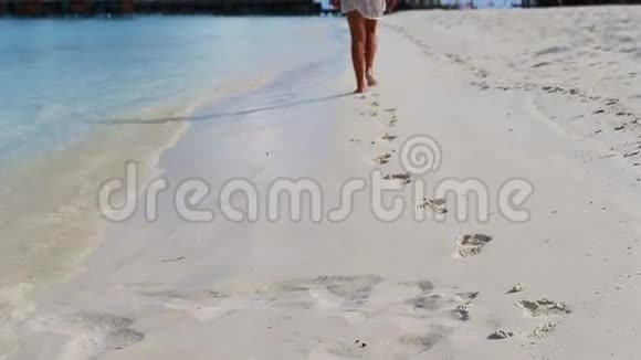 年轻的美女享受海滩热带度假视频的预览图