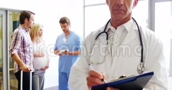 持有医疗报告的男医生画像视频的预览图
