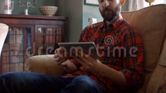 客厅里的情侣用数码平板电脑视频的预览图