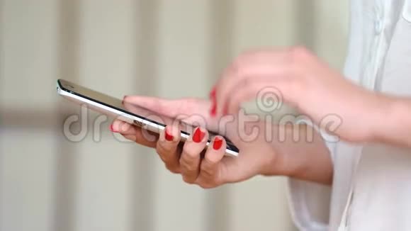 年轻女孩用手机浏览社交网络视频的预览图