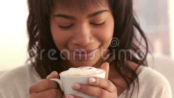 在沙发上喝咖啡的女人视频的预览图