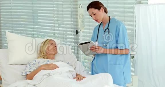医生和她的病人说话视频的预览图