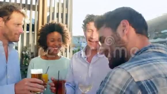 一群朋友一起在屋顶酒吧放松视频的预览图