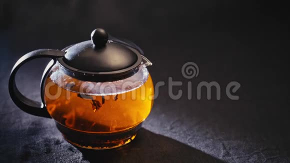 黑底透明茶壶里的红茶视频的预览图