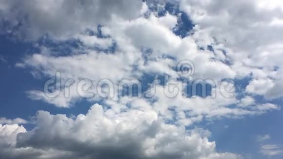 蓝天上的白云在烈日下消失了延时运动云蓝天背景视频的预览图