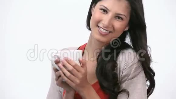 快乐的女人拿着杯子视频的预览图