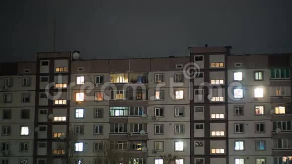 多层建筑夜间更换窗户照明视频的预览图