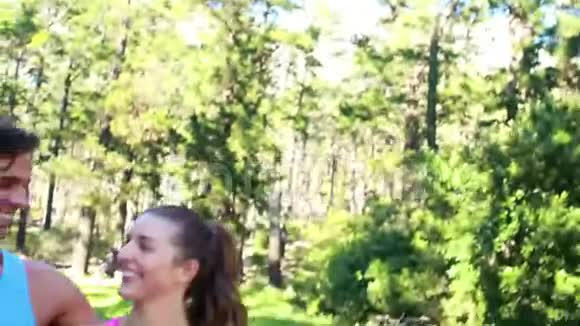 微笑运动情侣一起慢跑视频的预览图