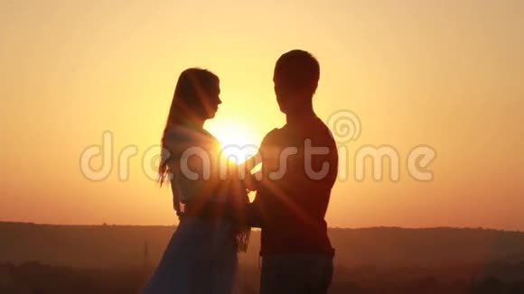 浪漫的年轻夫妇视频的预览图