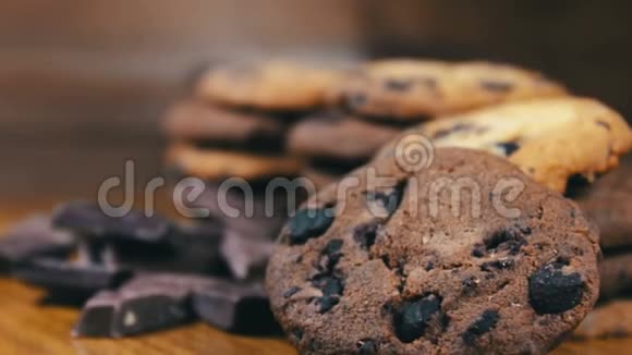 带有浅巧克力片牛奶和黑巧克力片的美味小蛋糕饼干视频的预览图