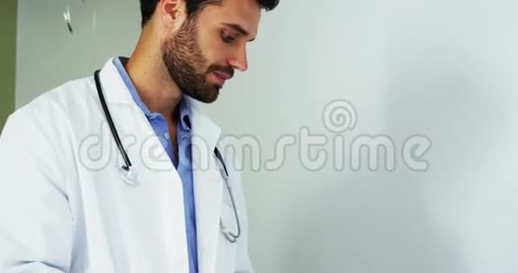 男医生在病房安慰病人视频的预览图
