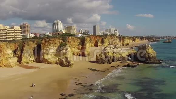 从葡萄牙阿尔加维的普拉亚达罗沙起飞视频的预览图