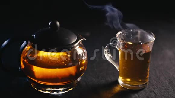黑背景玻璃杯透明茶壶中的红茶视频的预览图