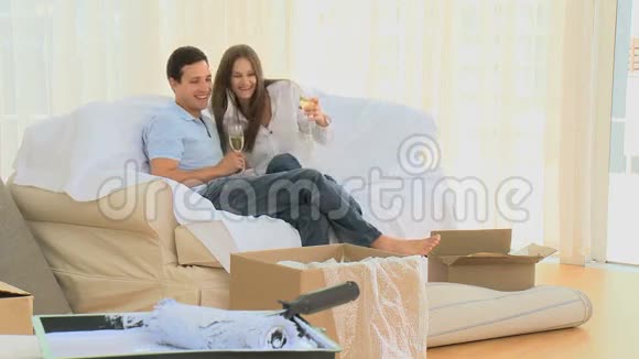一对夫妇坐在沙发上喝香槟视频的预览图