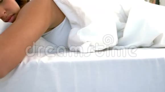 平静的女人睡在床上视频的预览图