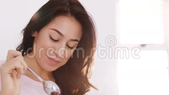 微笑的女人在吃早餐视频的预览图