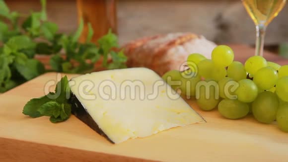 一块硬奶酪放在木板上视频的预览图