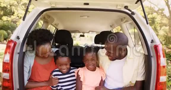 幸福的家庭坐在车里微笑着视频的预览图