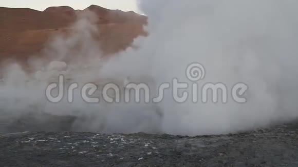 玻利维亚的间歇喷泉视频的预览图