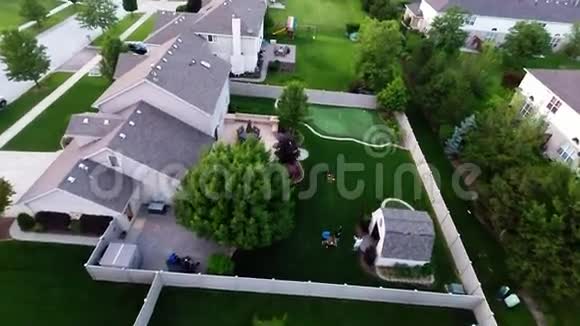 从空中飞行到地面的后院的鸟瞰图视频的预览图
